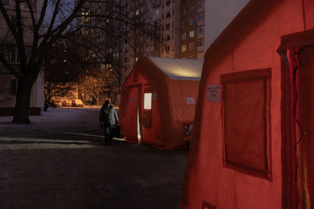 Kijev felében nincs áram, se fűtés, a lakosok így vészhelyzeti sátrakba kényszerültek 