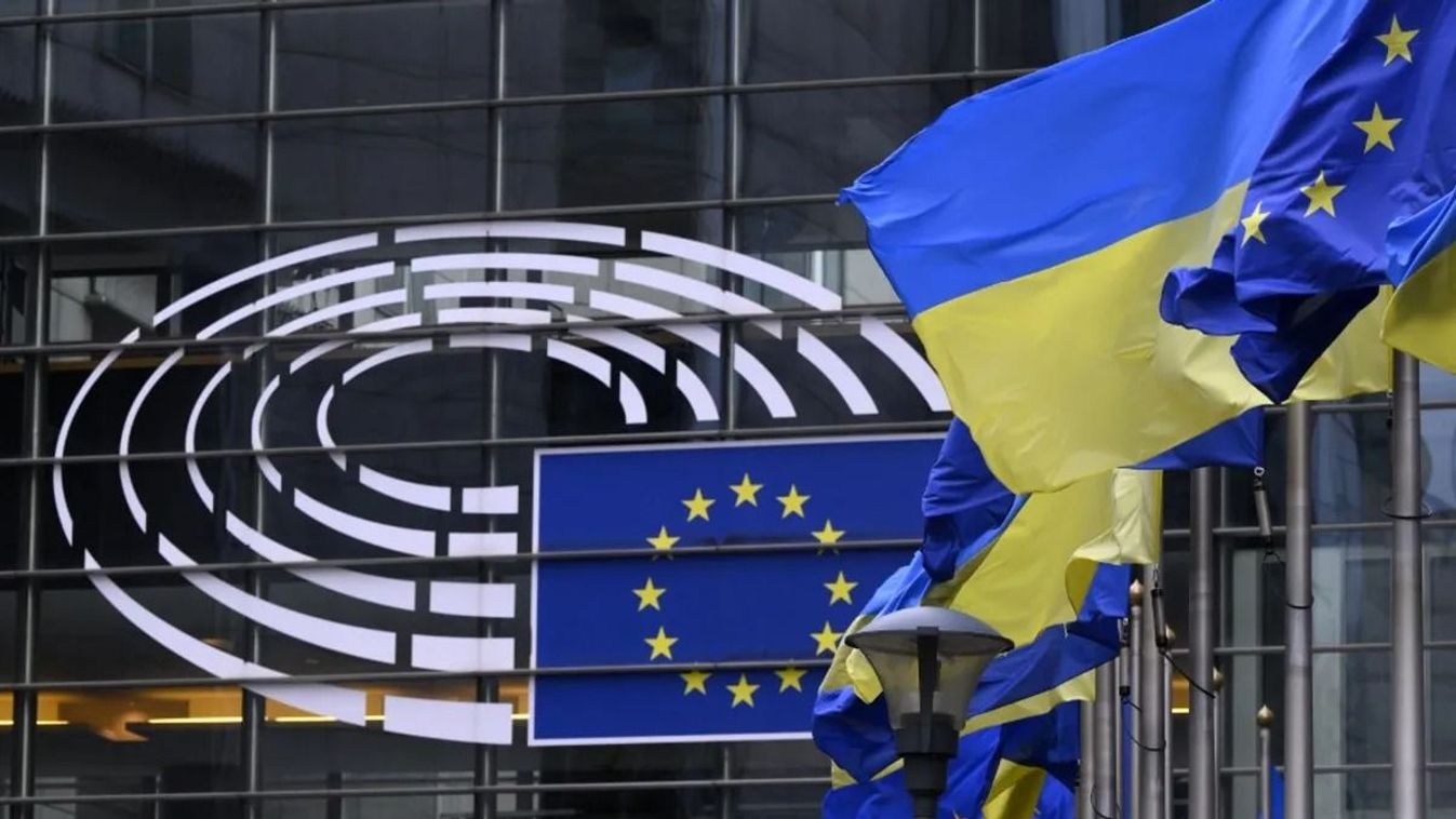 Az európai és az ukrán zászló az Európai Parlament előtt Brüsszelben. Fotó: AFP/John Thys

Tisza Párt, ukrán