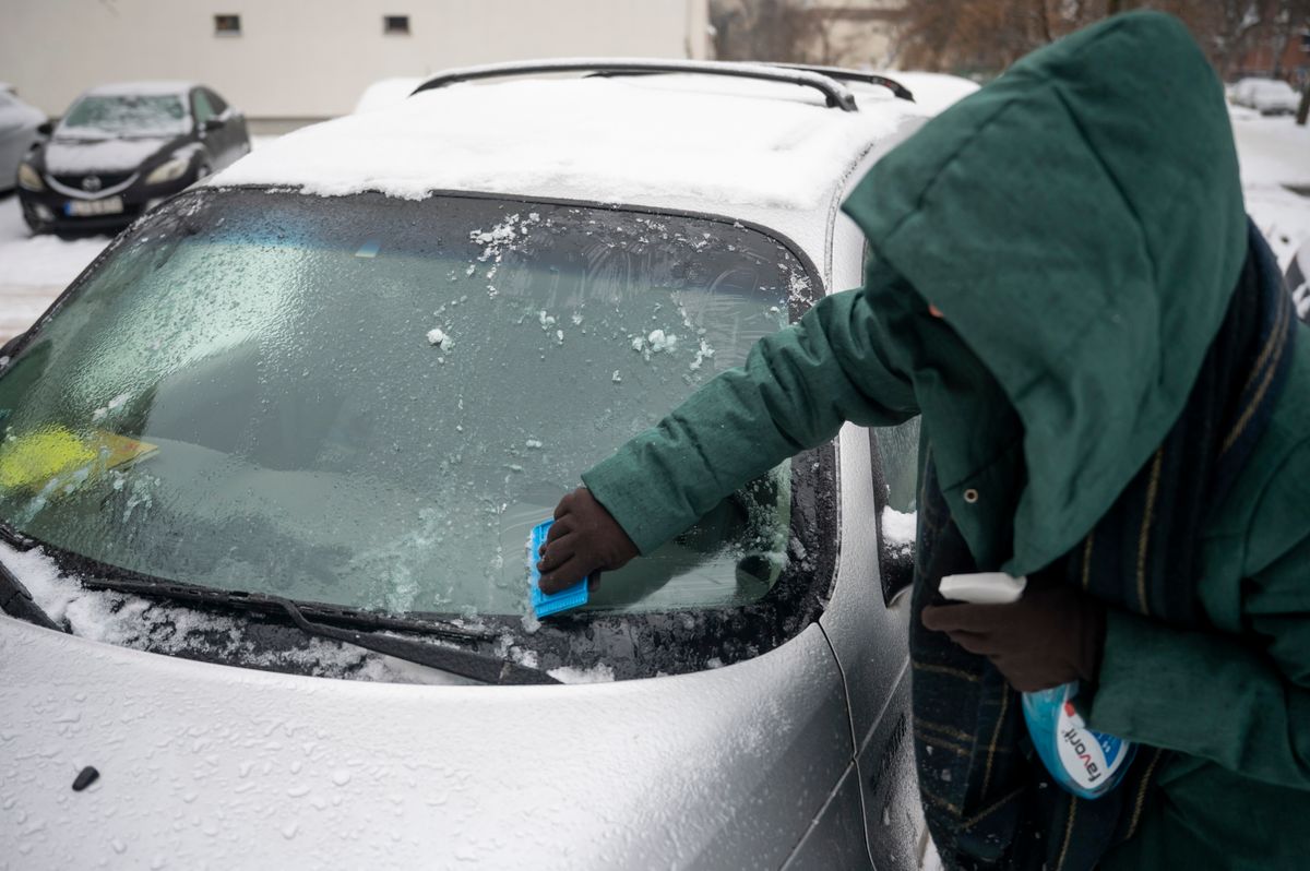 Budapest, 2026. január 13.
Egy nő a jeget tisztítja le egy autóról az ónos esőben Budapesten, a Pillangó parkban 2026. január 13-án.
MTI/Balogh Zoltán