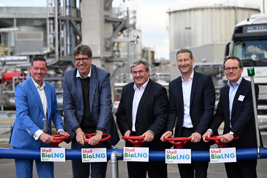 Kapitány István (középen), Magyar Péter új embere