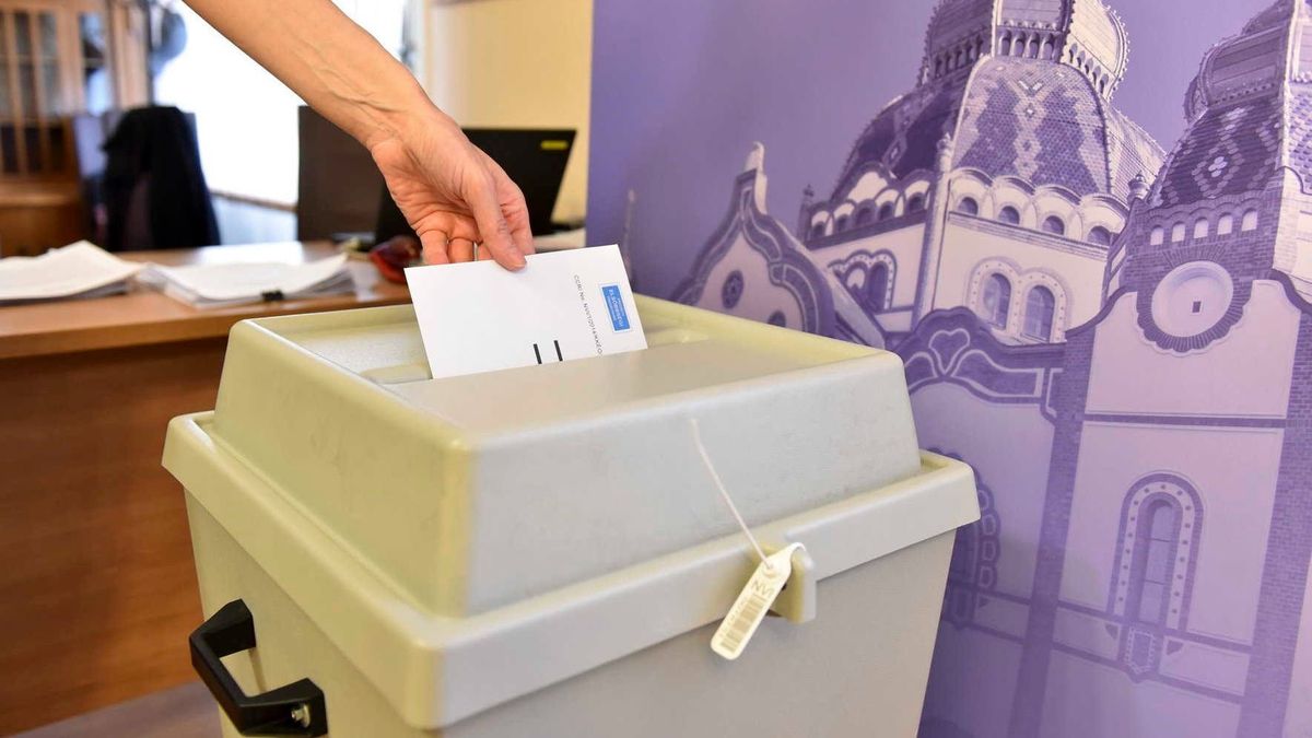 Szabadka, 2022. március 30.
Leadja az április 3-i magyarországi országgyűlési választások levélszavazatát egy nő a szabadkai magyar főkonzulátuson 2022. március 30-án. Levélszavazásra a magyarországi lakcímmel nem rendelkező magyar állampolgárok jogosultak.
MTI/Molnár Edvárd