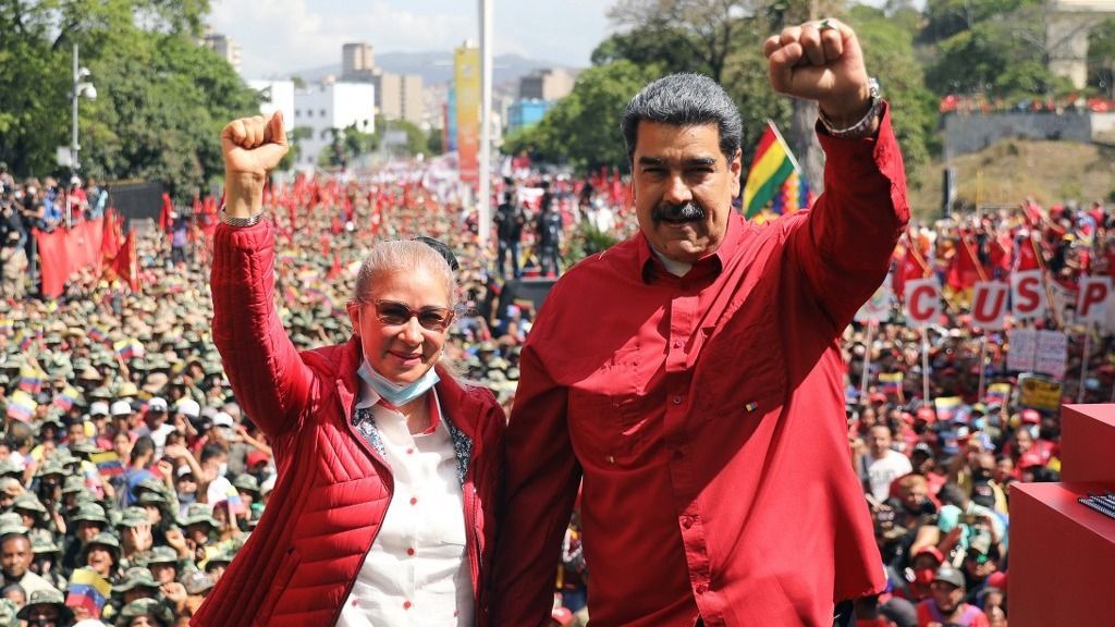 Az elnökválasztást férje szűk többséggel nyerte meg, majd néhány hónappal később össze is házasodtak