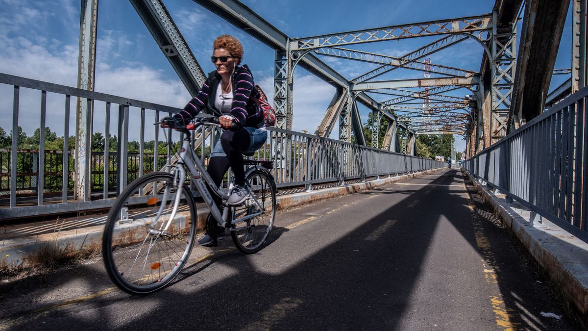 Sisakviselés, alkohol, előzési szabály: így érintené a bringásokat az új KRESZ