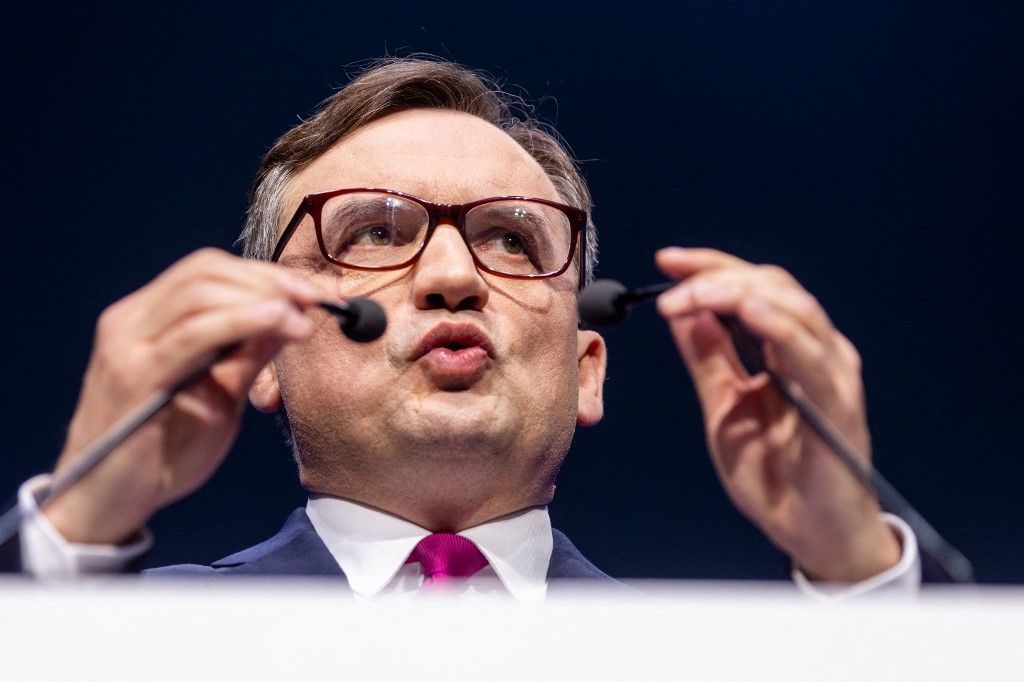 Zbigniew Ziobro szerint politikai üldöztetés folyik Lengyelországban (Fotó: AFP)