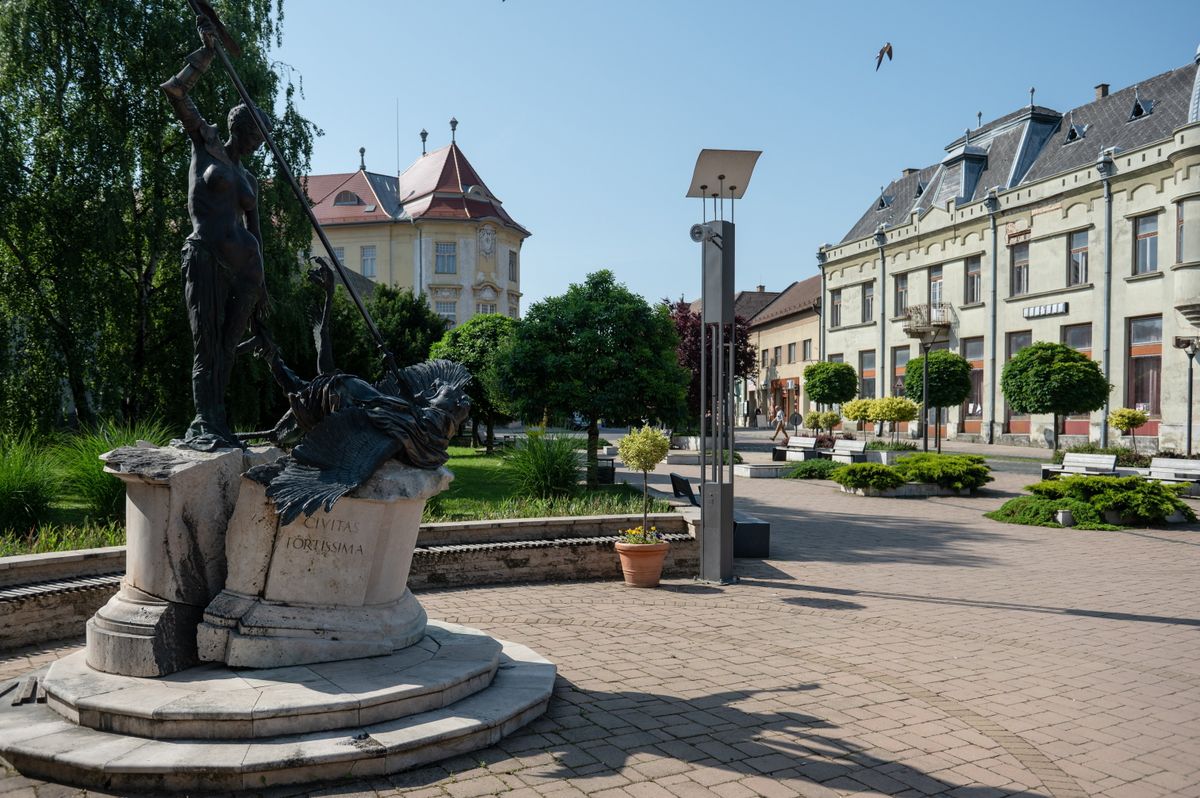 Balassagyarmat, 2023. május 23.
A Civitas Fortissima-szobor, Párkányi Raab Péter 2002-ben felállított alkotása a Civitas Fortissima téren Balassagyarmaton 2023. május 23-án.
MTI/Komka Péter