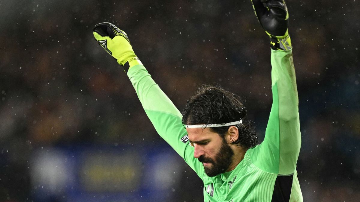 A Liverpool játékosa pezsgőt bonthat, szomorkodó csapattársai sem vetik meg érte