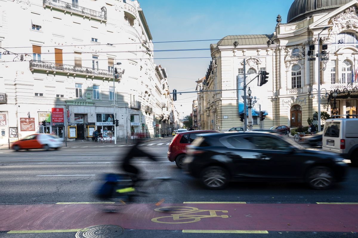 Budapest, 2023. november 29.
Kerékpárút a Szent István körúton, a Vígszínháznál 2023. november 29-én. Biztonságosabb lett a kerékpáros közlekedés a Margit híd és a Nyugati pályaudvar között a Szent István körúton, körbeért a nagykörúti kerékpáros útvonal a Margit híd budai hídfője és Újbuda-központ között - közölte a Budapesti Közlekedési Központ (BKK).
MTI/Szigetváry Zsolt
