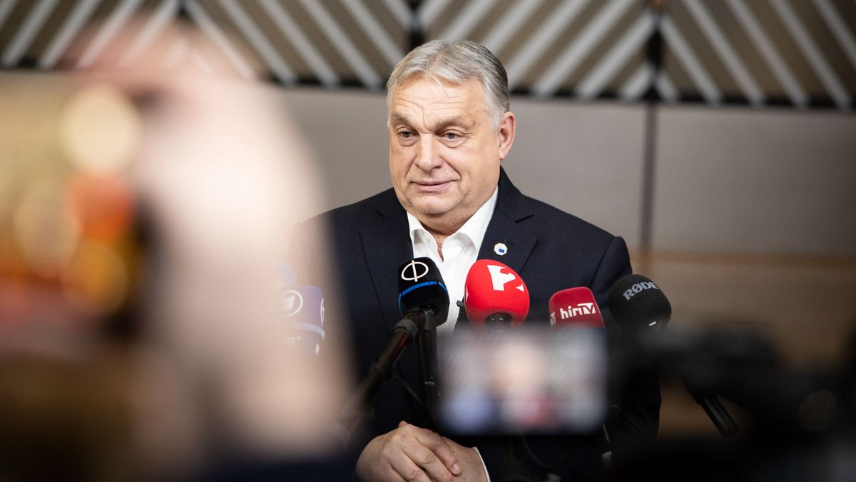 Már Orbán Viktornál van a petíció, amelyet személyesen kézbesít + videó