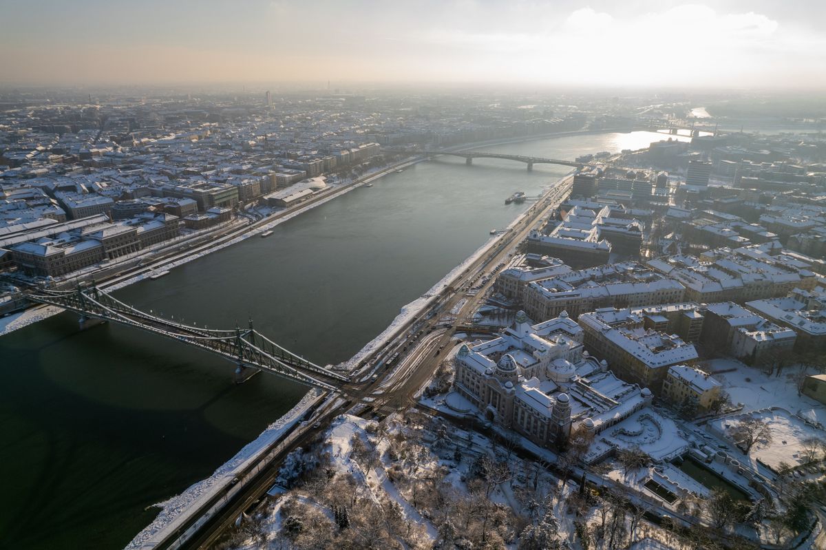 A drónnal készült felvételen a Duna, a Szabadság híd, a Szent Gellért tér és a Gellért Szálló a behavazott Budapesten 2026. január 8-án
MTI/Máthé Zoltán