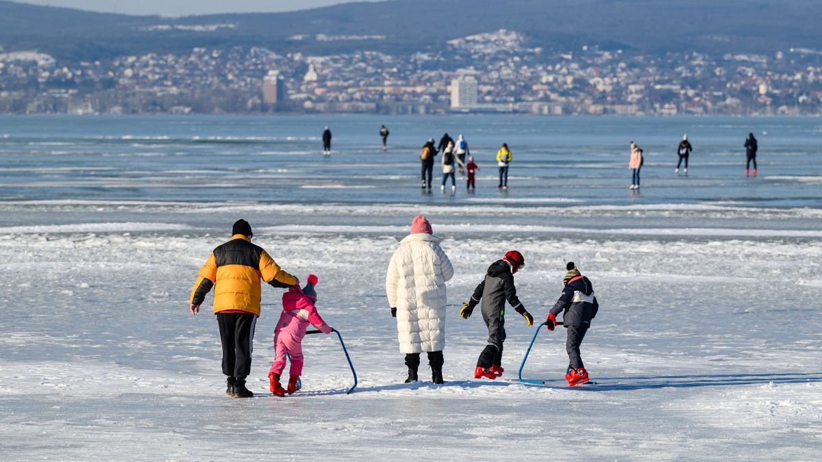 Zamárdi, 2026. január 17.
Emberek a befagyott Balaton jegén Zamárdinál 2026. január 17-én.
MTI/Vasvári Tamás