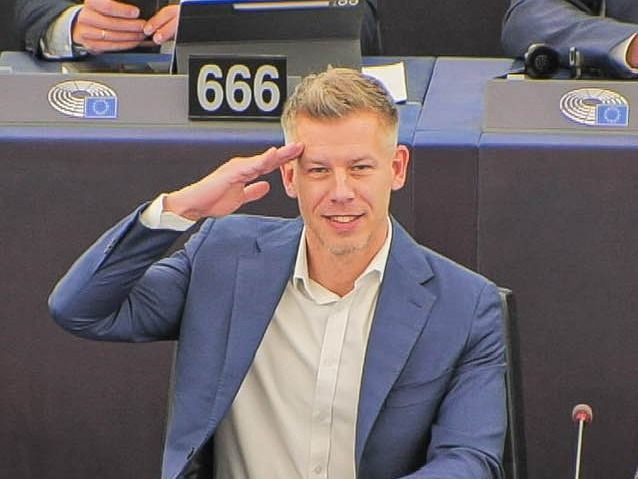 Kéri László egy fórumon nyíltan beismerte, Magyar Péterék minden brüsszeli parancsot végrehajtanának, ha kormányra kerülnének (Forrás: Facebook)