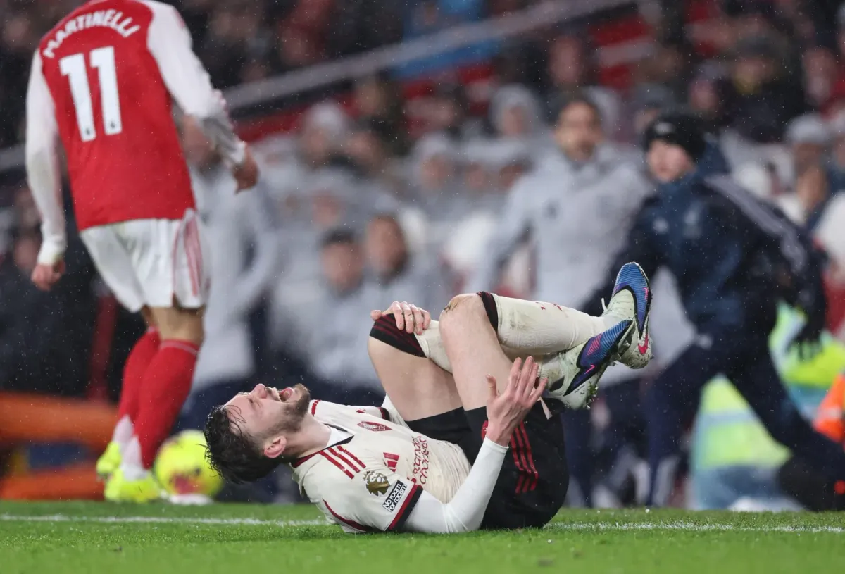 A botrányos jelenet: Conor Bradley szenved, Gabriel Martinelli kilökte őt a pályáról az Arsenal-Liverpool Premier League-meccs hosszabbításában