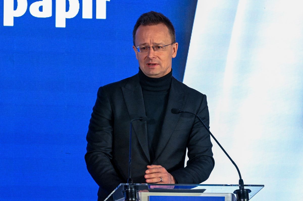 Dunaföldvár, 2026. január 20.
Szijjártó Péter külgazdasági és külügyminiszter beszédet mond a Vajda-Papír Kft. alapkőletételi ünnepségén a cég dunaföldvári telephelyén 2026. január 20-án. A magyarországi háztartási papírgyártás meghatározó szereplője Norvégiából hazahozott profitjából építi új gyárát Dunaföldváron, a beruházást a kormány 25 milliárd forinttal támogatja.
MTI/Máthé Zoltán