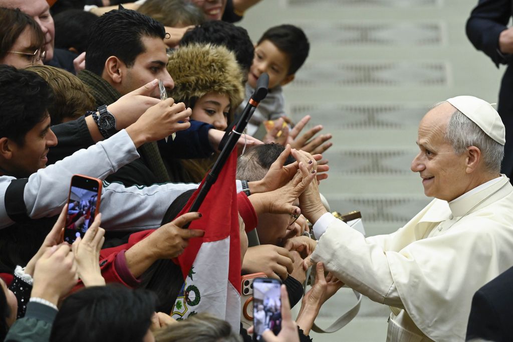 Vatikánváros - XIV. Leó pápa köszönti a híveket és a zarándokokat a Vatikánban