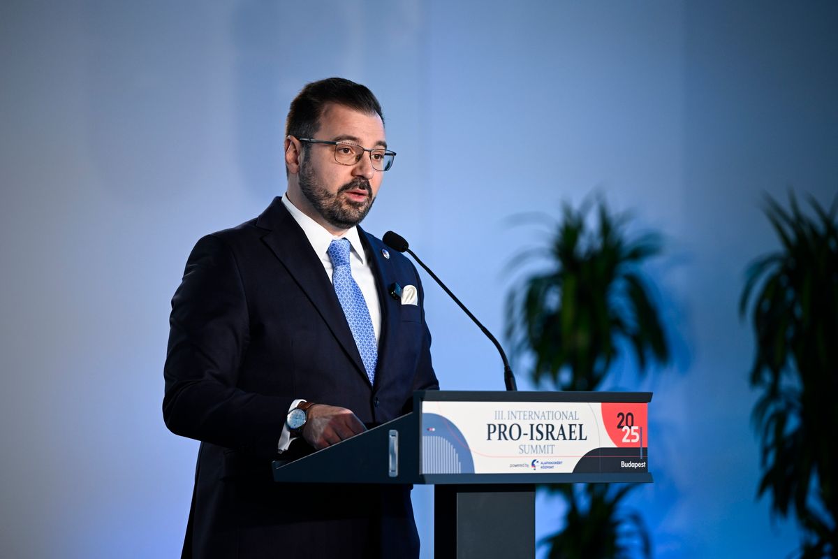 Budapest, 2025. október 28.
Szánthó Miklós, az Alapjogokért Központ főigazgatója beszédet mond a III. Nemzetközi Izrael Párti Csúcson (International Pro-Israel Summit) a budapesti Néprajzi Múzeumban 2025. október 28-án.
MTI/Bodnár Boglárka