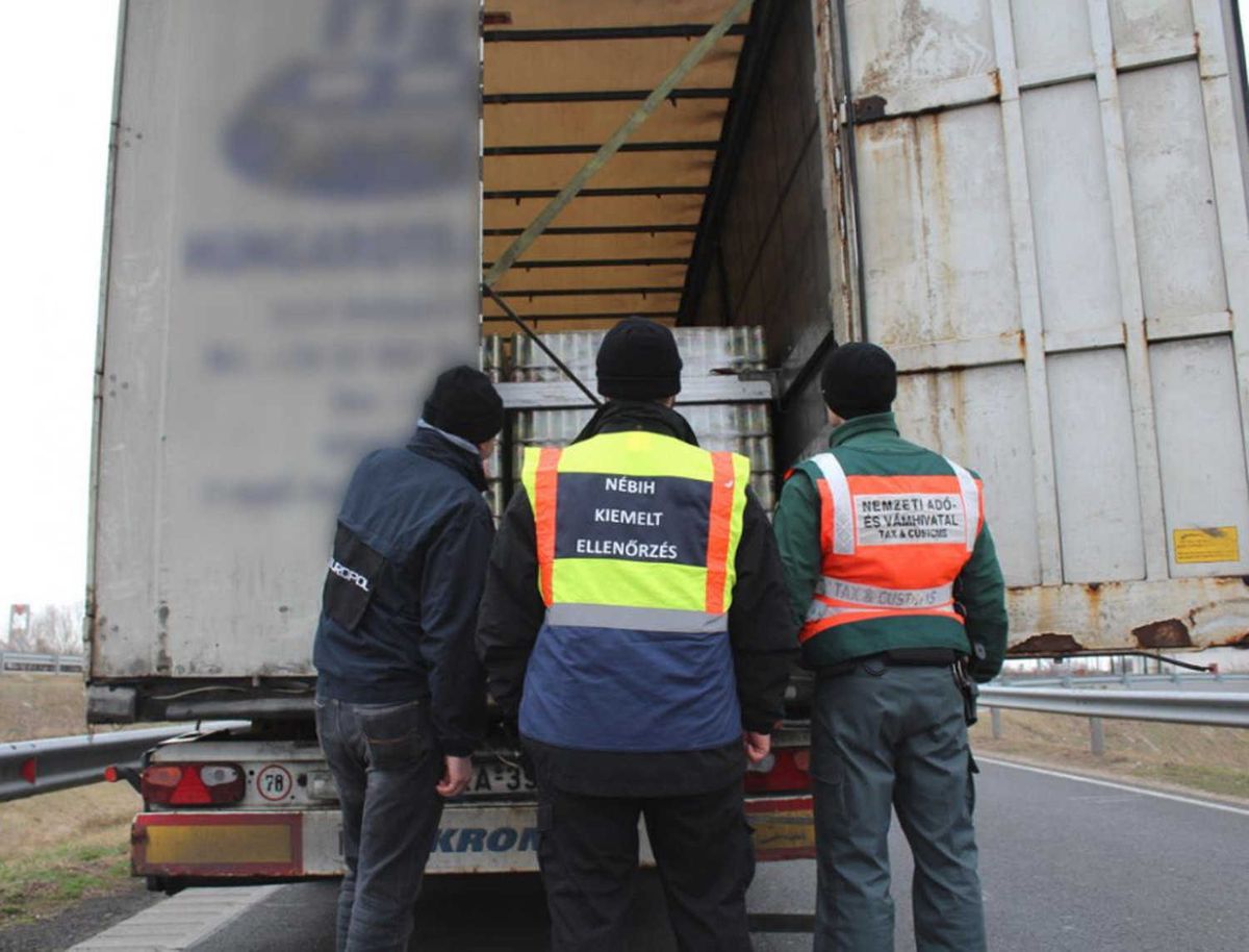 Magyarország, 2019. július 9.
Az Európai Unió rendőrségi együttműködést koordináló ügynöksége, az Europol 2019. július 9-én közreadott felvételén az Europol, a Nemzeti Adó- és Vámhivatal (NAV) és a Nemzeti Élelmiszerlánc-biztonsági Hivatal (Nébih) munkatársa teherjármű rakományát ellenőrzi egy hatósági akció során. Az Europol teljesítményfokozókat és hamisított gyógyszereket foglalt le bűnözőszervezetektől egy 33 európai országban végzett nagyszabású rajtaütésen, az Európai Csalás Elleni Hivatallal (OLAF), a Közös Kutatóközponttal (JRC) és a Doppingellenes Világszervezettel (WADA) összehangolt, Viribus fedőnevű akciójában.
MTI/EPA/Europol