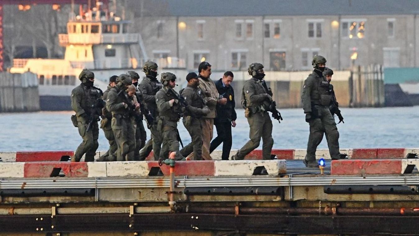 A foglyul ejtett venezuelai elnök és felesége katonák gyűrűjében.