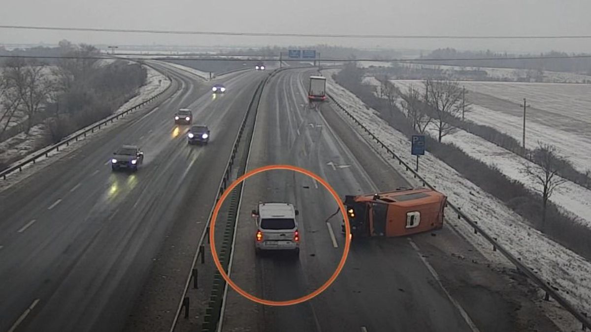 Előtte borult fel a furgon az M1-esen, segítségnyújtás nélkül továbbhajtott - videó