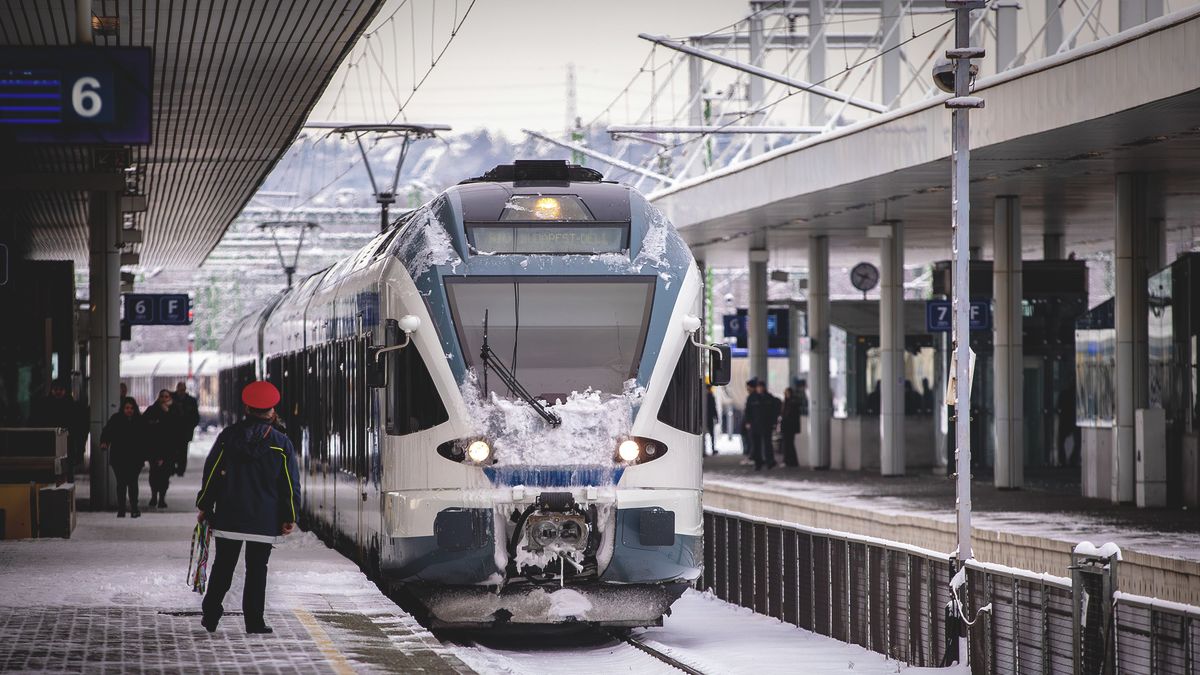 Szob és Cegléd felől nehezebb bejutni Budapestre, váltóhiba és felsővezeték-szakadás nehezíti a vasúti közlekedést