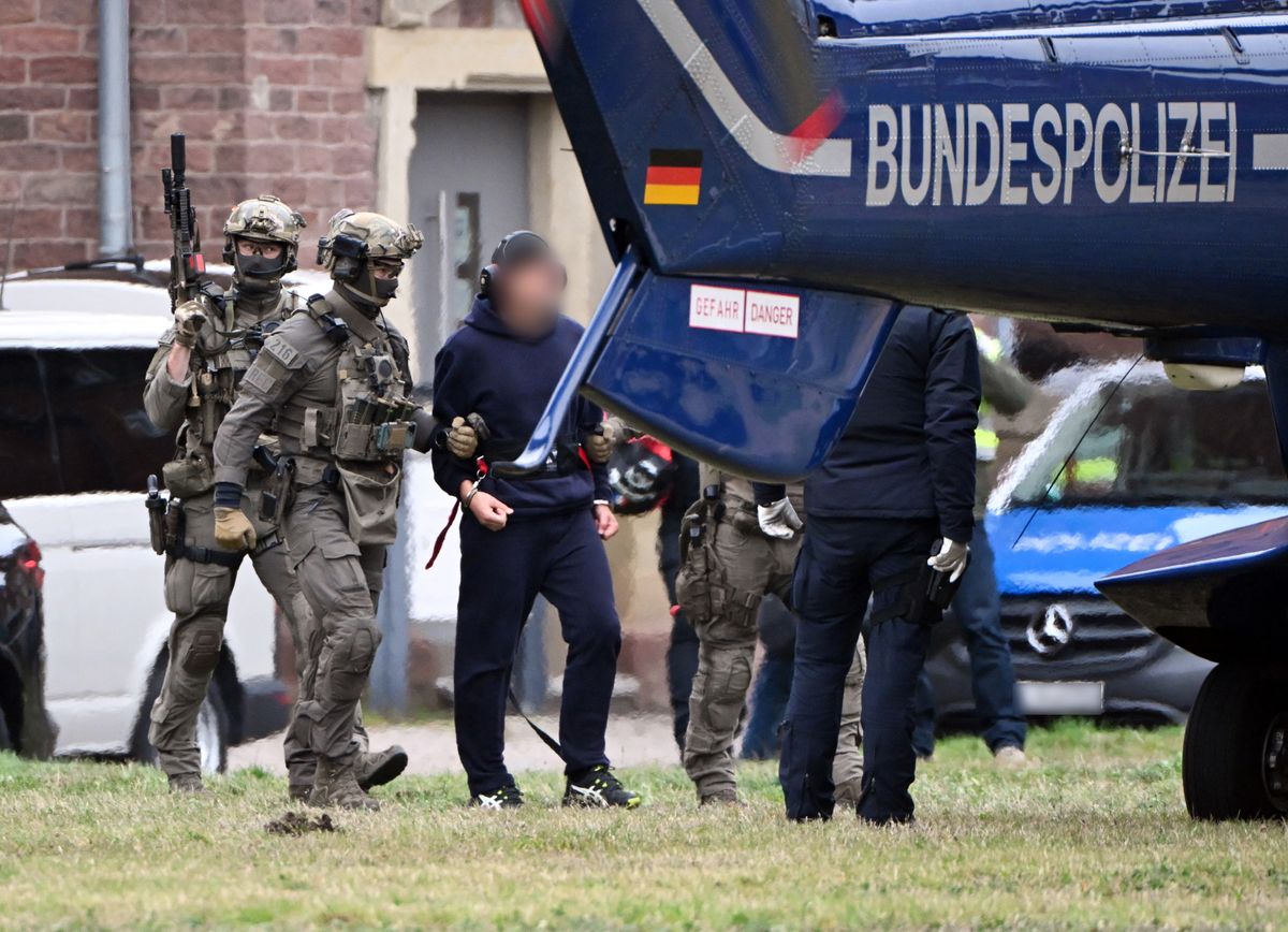 Szerhij K. távozik a német bíróságról kommandósok kíséretében 