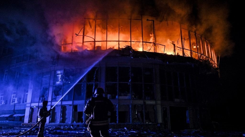 A Volgográdi régióban éjszakai dróntámadás következtében lángok csaptak fel egy olajfinomítónál