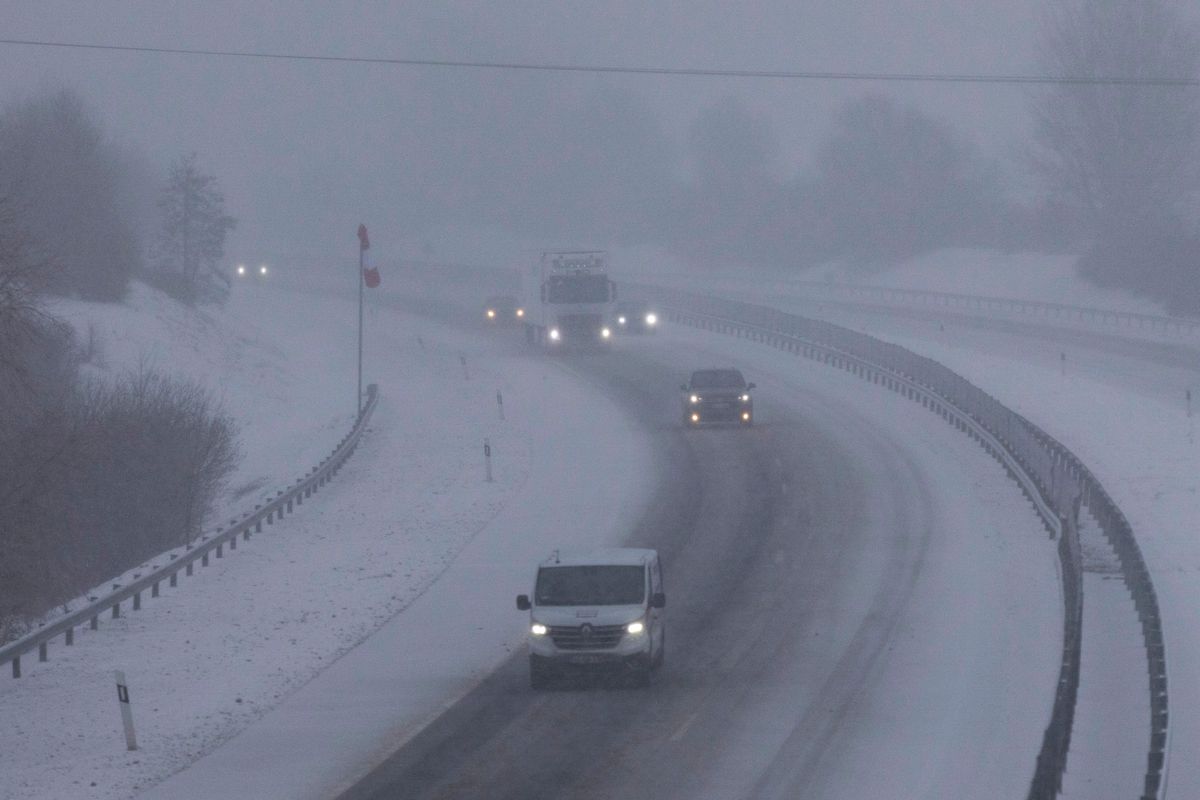 Nagykanizsa, 2026. január 6.
Autók haladnak a behavazott M7-es autópályán Nagykanizsánál 2026. január 6-án.
MTI/Varga György
