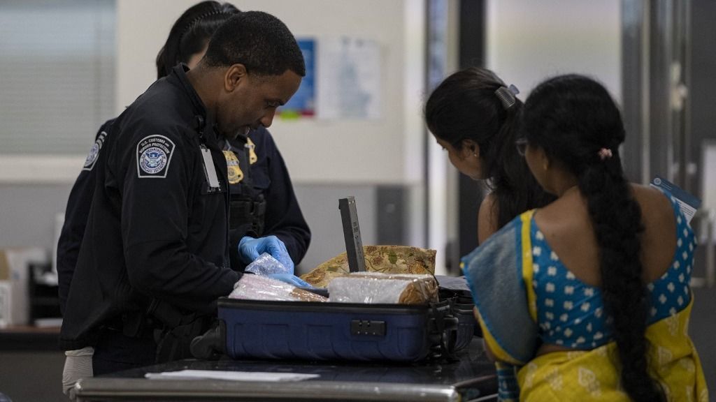Az Egyesült államok határozatlan időre leállítja a bevándorló vízumok feldolgozását