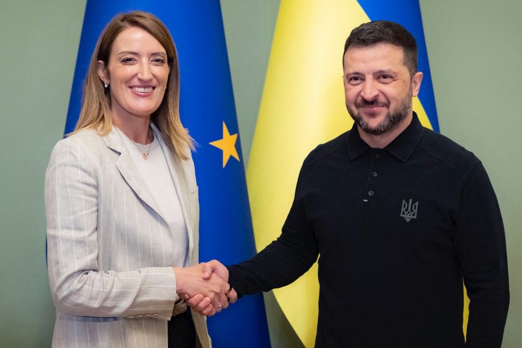 This handout photograph taken and released by the Ukrainian Presidential Press Service on September 17, 2025 shows Ukraine's President Volodymyr Zelensky (R) shaking hands with European Parliament President Roberta Metsola (L) prior to their talks in Kyiv, amid the Russian invasion of Ukraine. (Photo by Handout / UKRAINIAN PRESIDENTIAL PRESS SERVICE / AFP) / RESTRICTED TO EDITORIAL USE - MANDATORY CREDIT "AFP PHOTO / UKRAINIAN PRESIDENTIAL PRESS SERVICE" - NO MARKETING NO ADVERTISING CAMPAIGNS - DISTRIBUTED AS A SERVICE TO CLIENTS