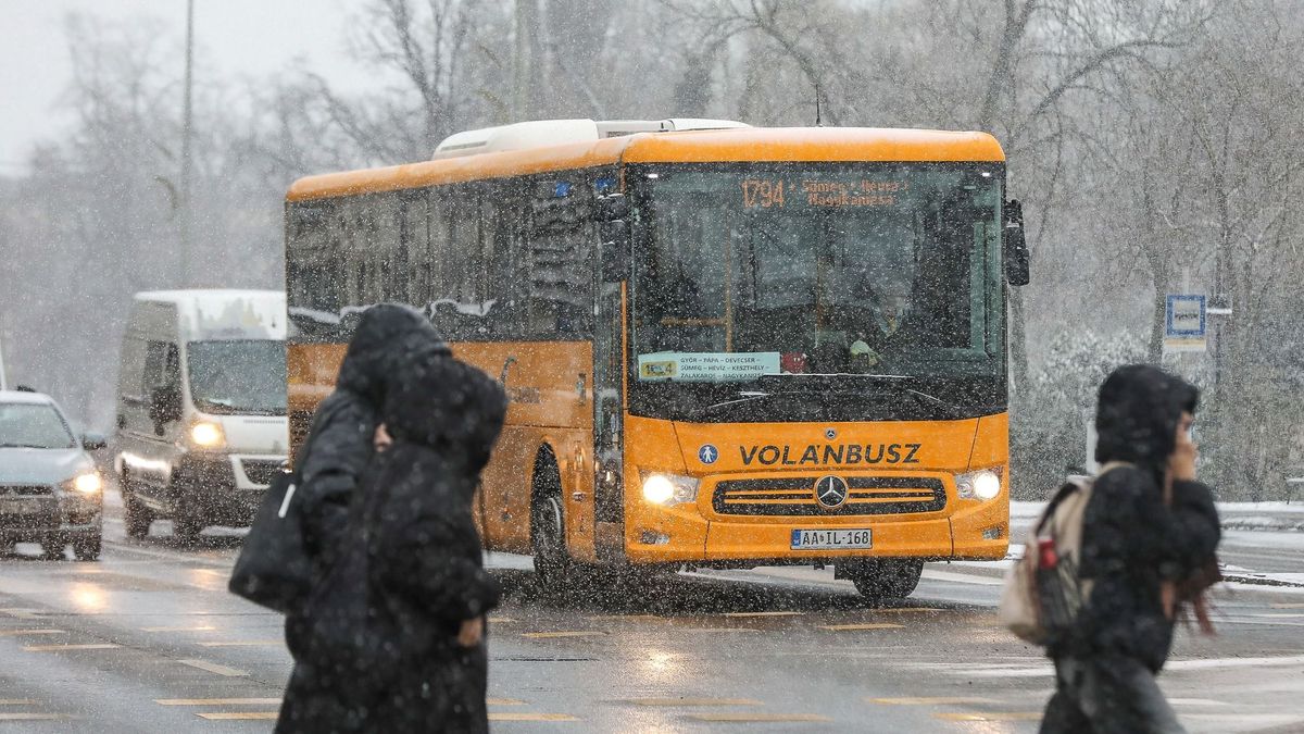 Több helyen lassítja a közúti és a vasúti közlekedést az intenzív hóesés