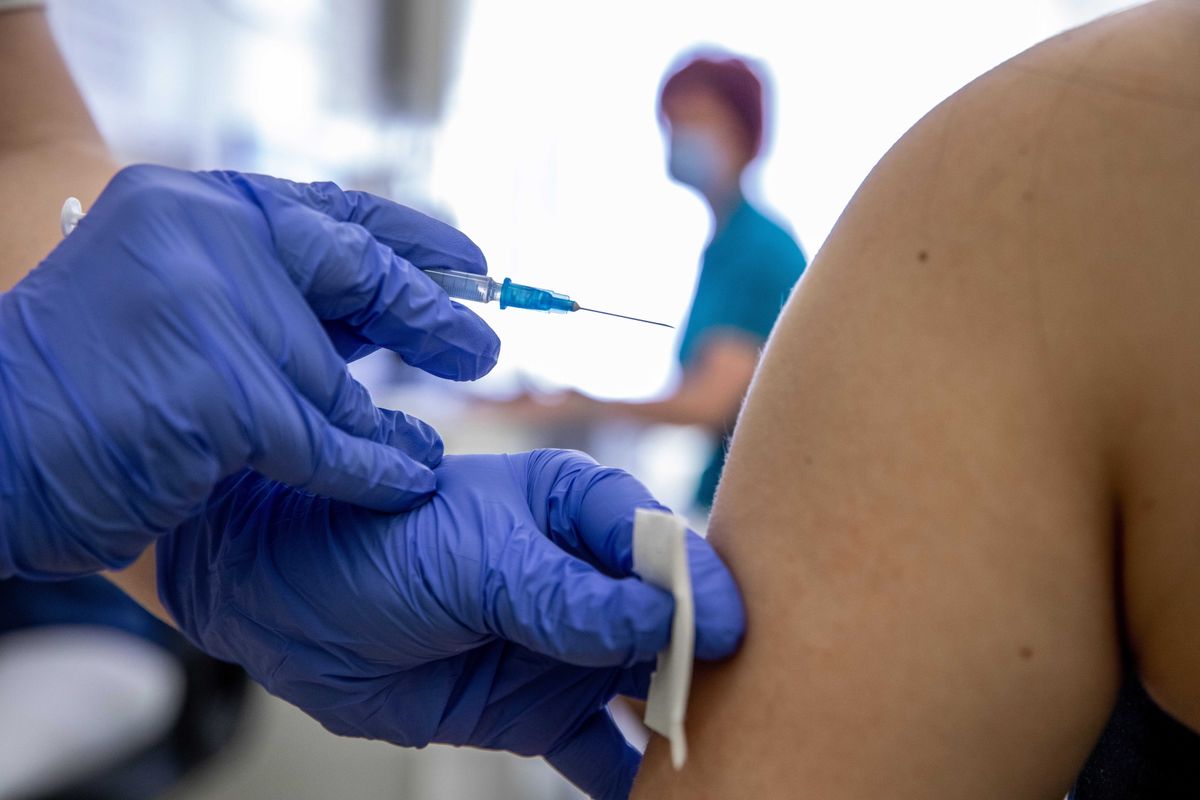 Békéscsaba, 2022. május 27.
Beoltanak egy fiatalt a német-amerikai fejlesztésű Pfizer-BioNTech koronavírus elleni oltóanyag, a Comirnaty-vakcina második adagjával a békéscsabai Réthy Pál kórházban 2022. május 27-én. A kórházi oltópontok kedden és péntekenként vannak nyitva. Keddenként csak időpontfoglalással, a kórházak által meghirdetett időpontokra lehet foglalni délután 6 órás időtartamban, péntekenként pedig időpontfoglalás nélkül is lehet menni oltásra reggel 7 és este 19 óra között.
MTI/Rosta Tibor