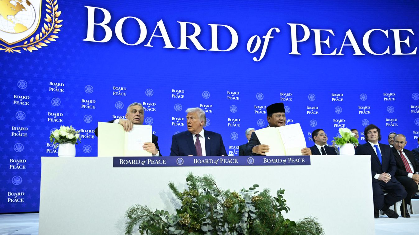 Magyarország miniszterelnöke, Orbán Viktor (balra) és Indonézia elnöke (jobbra) az aláírt alapító okiratot tartják Donald Trump amerikai elnök (középen) mellett Davosban (Fotó: AFP)