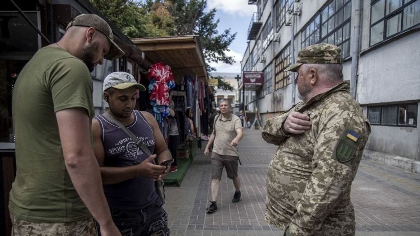 A TCK emberei civileket igazoltatnak