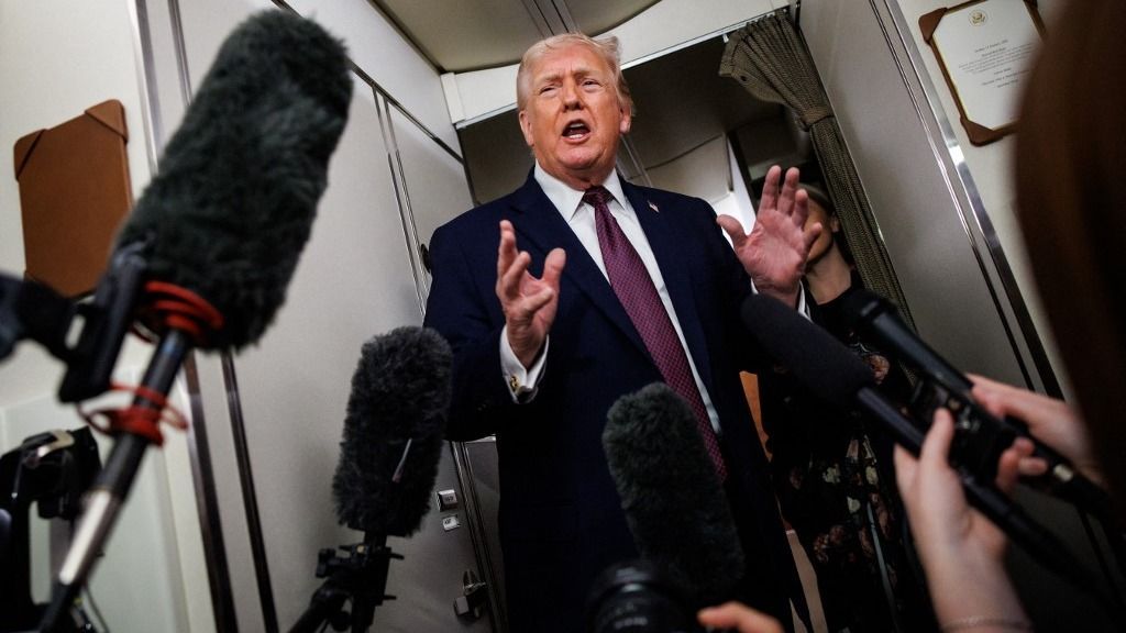 Donald Trump az Air Force 1 fedélzetén nyilatkozik újságíróknak