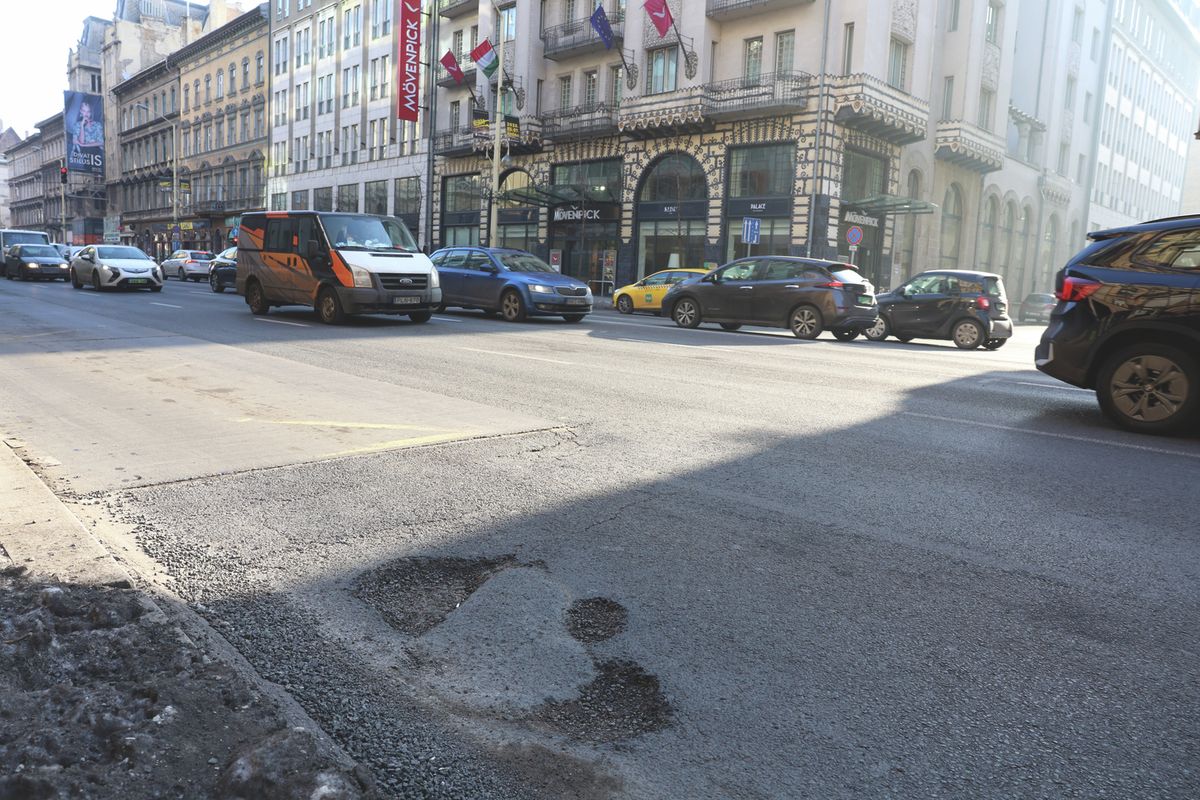 20260120 Budapest Rákóczi út  kátyú az úton