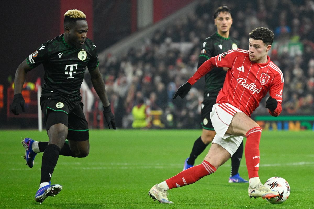 Yusuf Bamidele (balra) és a Ferencváros az első félidőben kétgólos hátrányba került Neco Williams és a Notthingam ellen