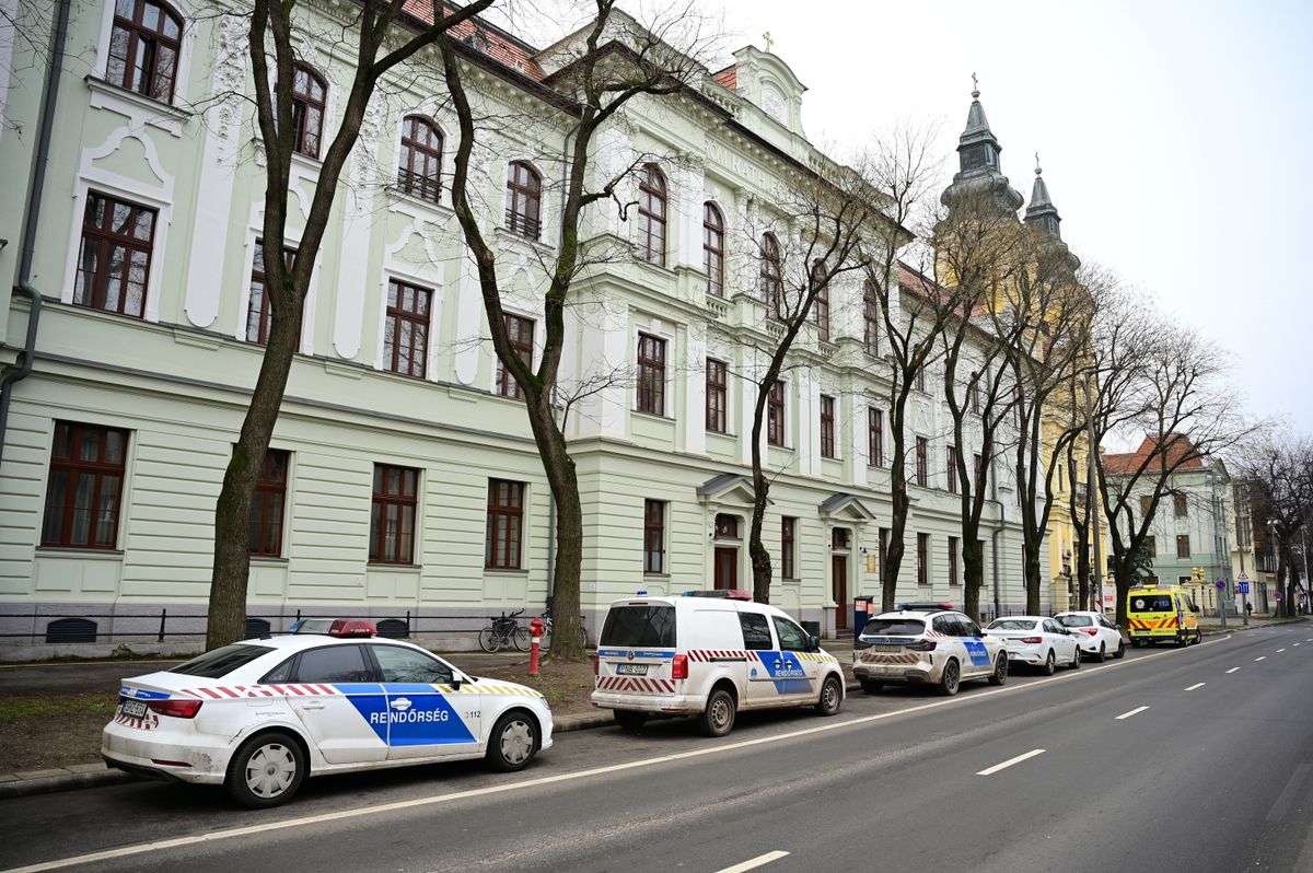Debrecen, 2026. január 30.
Rendőrautók és egy mentőautó a debreceni Szent József Óvoda, Általános Iskola, Gimnázium és Kollégium előtt 2026. január 30-án. A rendőrség terrorcselekmény elkövetésével fenyegetés bűntettének gyanúja miatt rendelt el nyomozást, miután több iskola is fenyegető e-mailt kapott Hajdú-Biharban. 
MTI/Czeglédi Zsolt