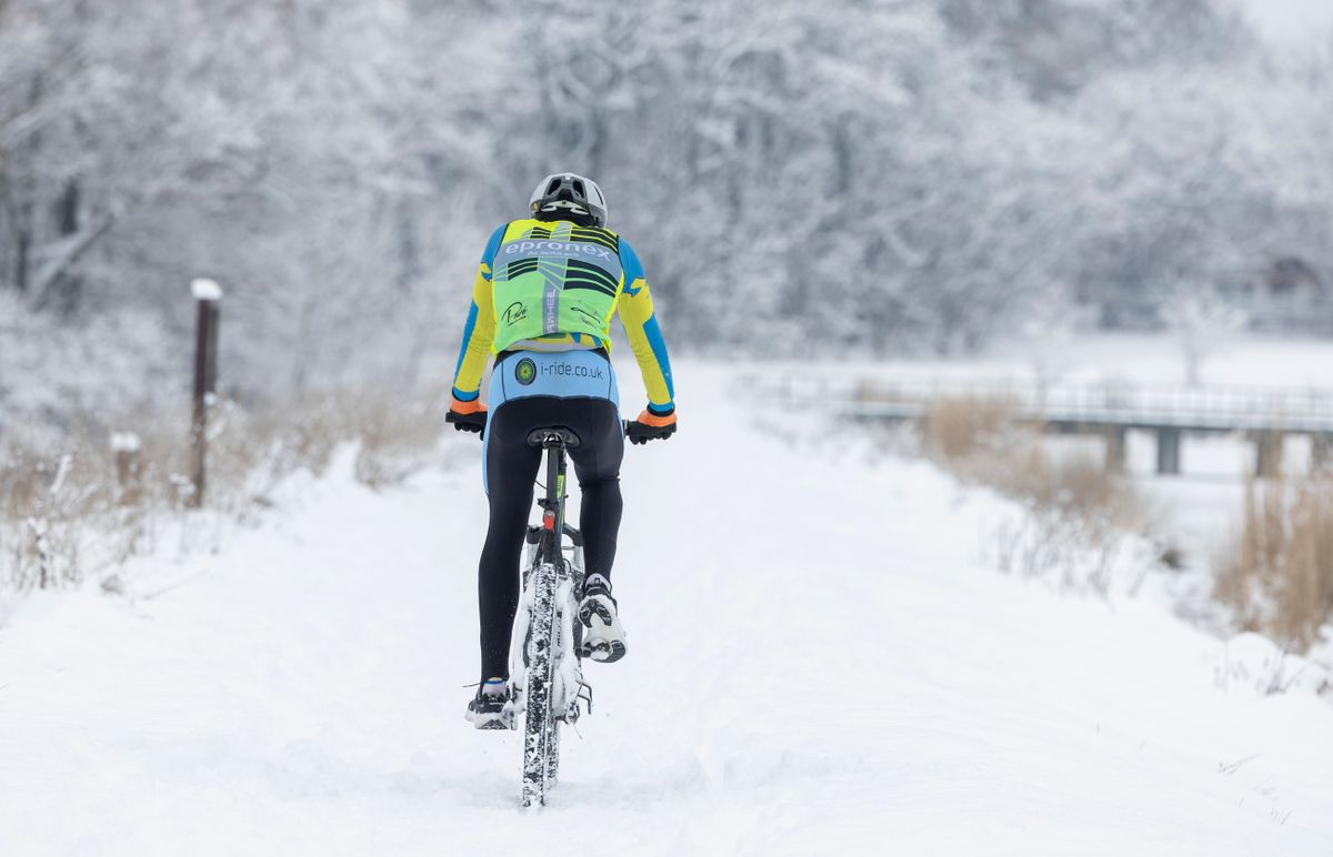 20260108 Budapest 
Havas képek 
Havazás 
Illusztráció  

Fotó: Mirkó István  MI 
MW 

A képen: kerékpározó