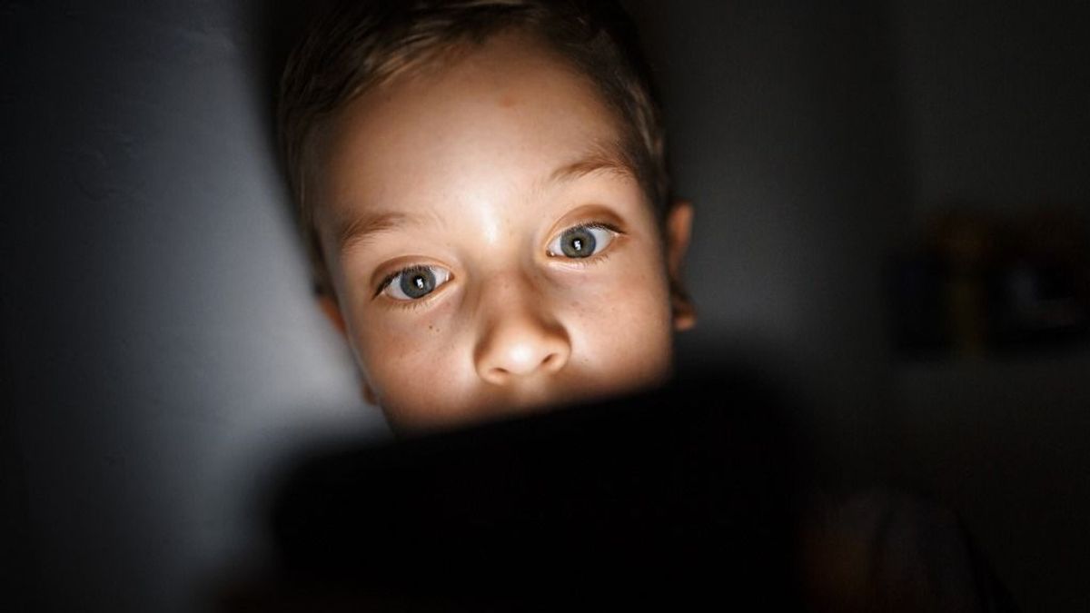 Franciaország betiltaná a közösségi médiát a 15 év alattiaknak