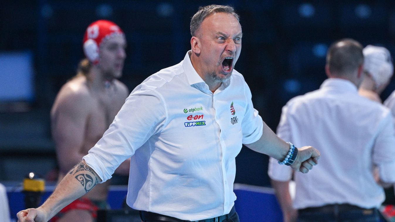 Varga Zsolt szövetségi kapitány&nbsp;a belgrádi férfivízilabda Európa-bajnokság középdöntőjének E csoportjában játszott&nbsp;Magyarország–Szerbia mérkőzésen a Belgrade Arenában 2026. január 18-án. A szerb válogatott 15-14-re győzött, de a szakvezető okkal volt dühö