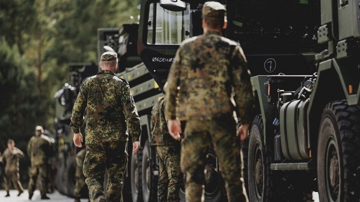 Újra kötelező lesz: a sorkatonasággal egy megalázó vizsgálat gyakorlata is visszatér Németországban