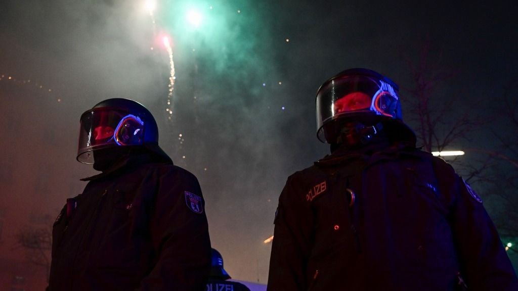 Több mint négyezer német rendőrt kellett kivezényelni a zavargások miatt.