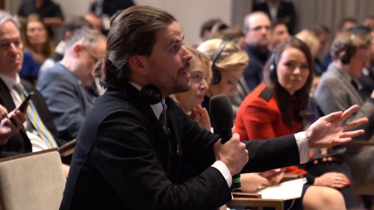 A világsztár zenész Winston Marshall a budapesti sajtótájékoztatón kérdést intézett Orbán Viktorhoz, majd a választ a közösségi médiában is megosztotta (Forrás: X)