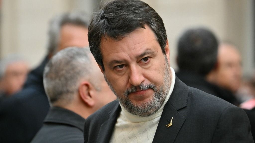 Matteo Salvini miniszterelnök-helyettes hangsúlyozta, hogy pártja, a Liga teljes mellszélességgel a Fidesz mellett áll