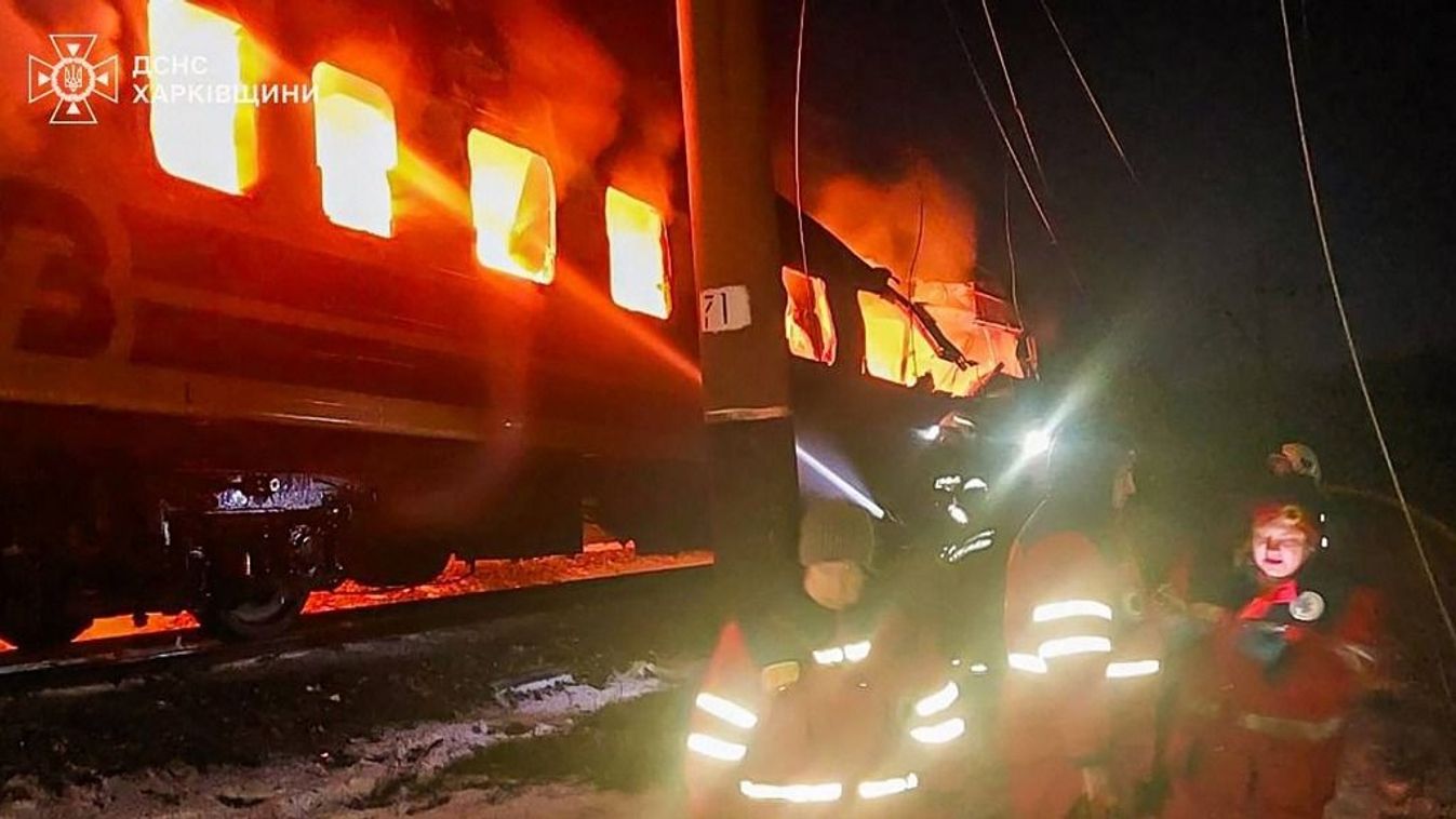 Mentőalakulat a Harkivban kigyulladt vonat mellett állva