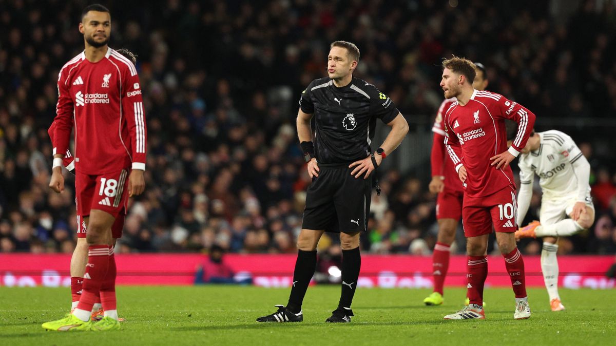 A védőkbe belerúgó Carragher nem érti, miért adták meg a Liverpool gólját – itt a magyarázat