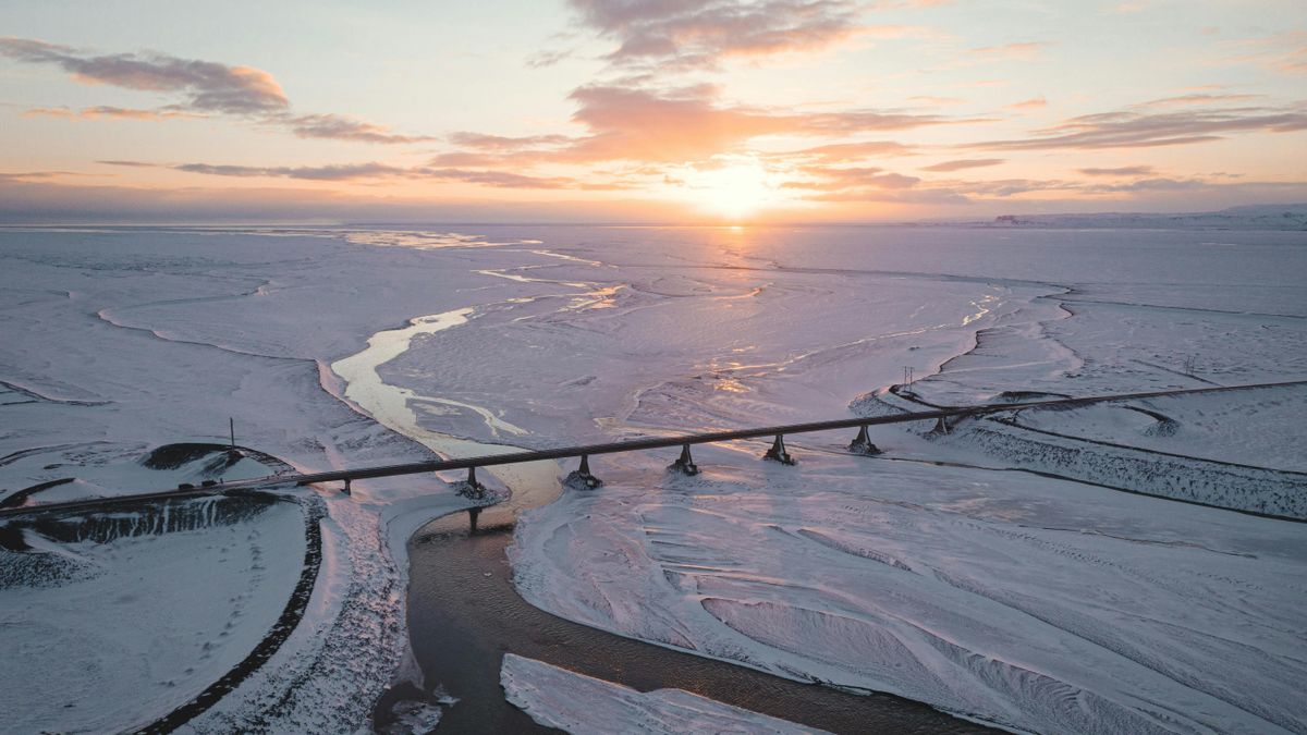 Tragédia: édesanya és öt gyermeke zuhant bele autóval hat méter magasról a Beszterce jeges vízébe