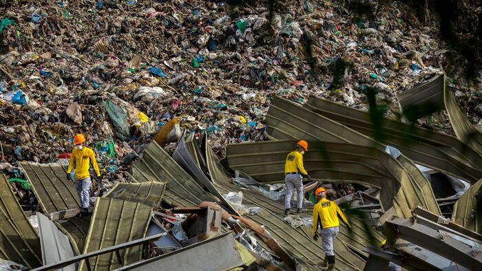 Fülöp-Szigetek  - Mentőalakulatok túlélőket keresnek egy hulladéklerakó romjai alatt Cebuban.