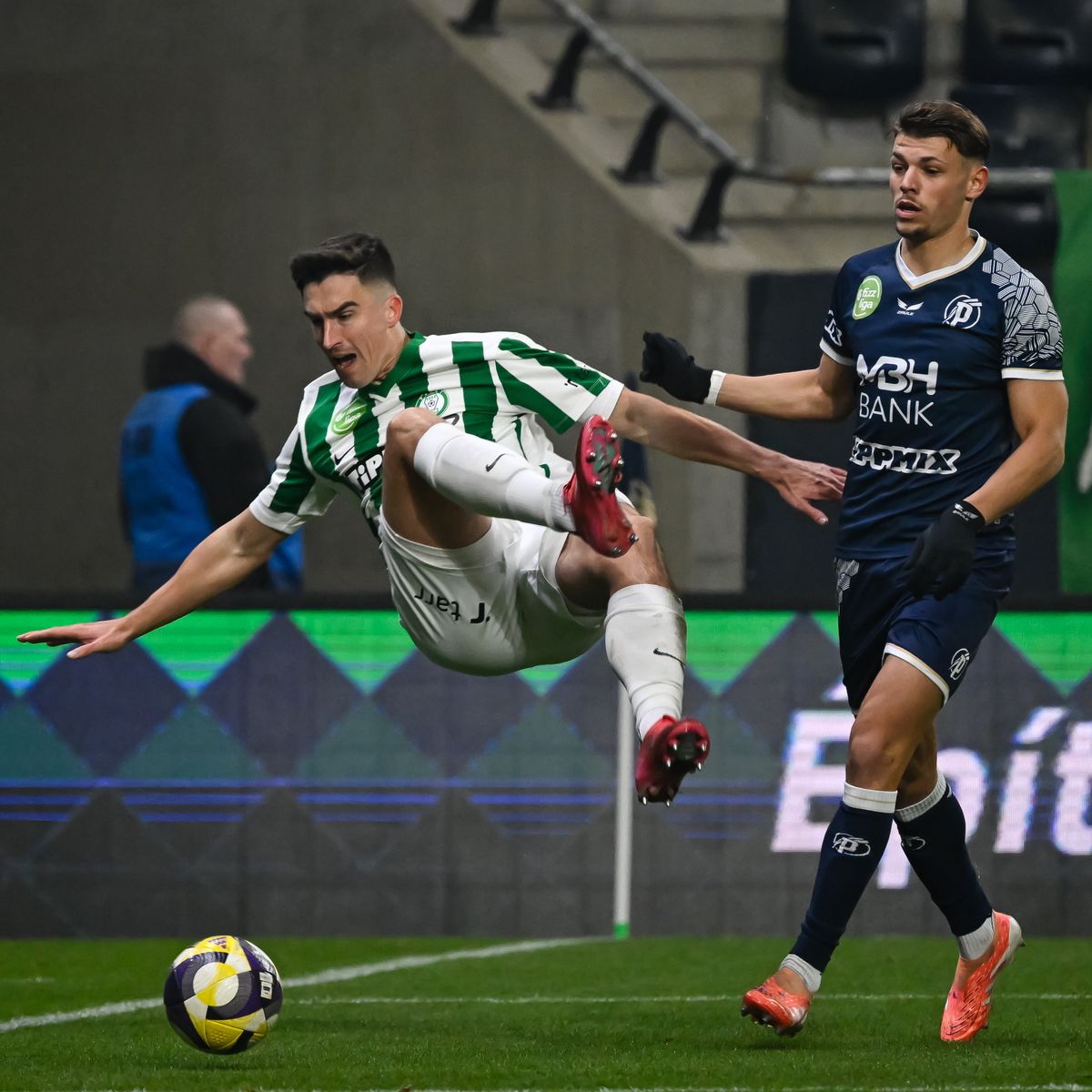 Ádám Martin mellett Tóth Barna is lemaradt Osváth Attila középre adott labdájáról, de így járt jól a Paks a Puskás Akadémia ellen