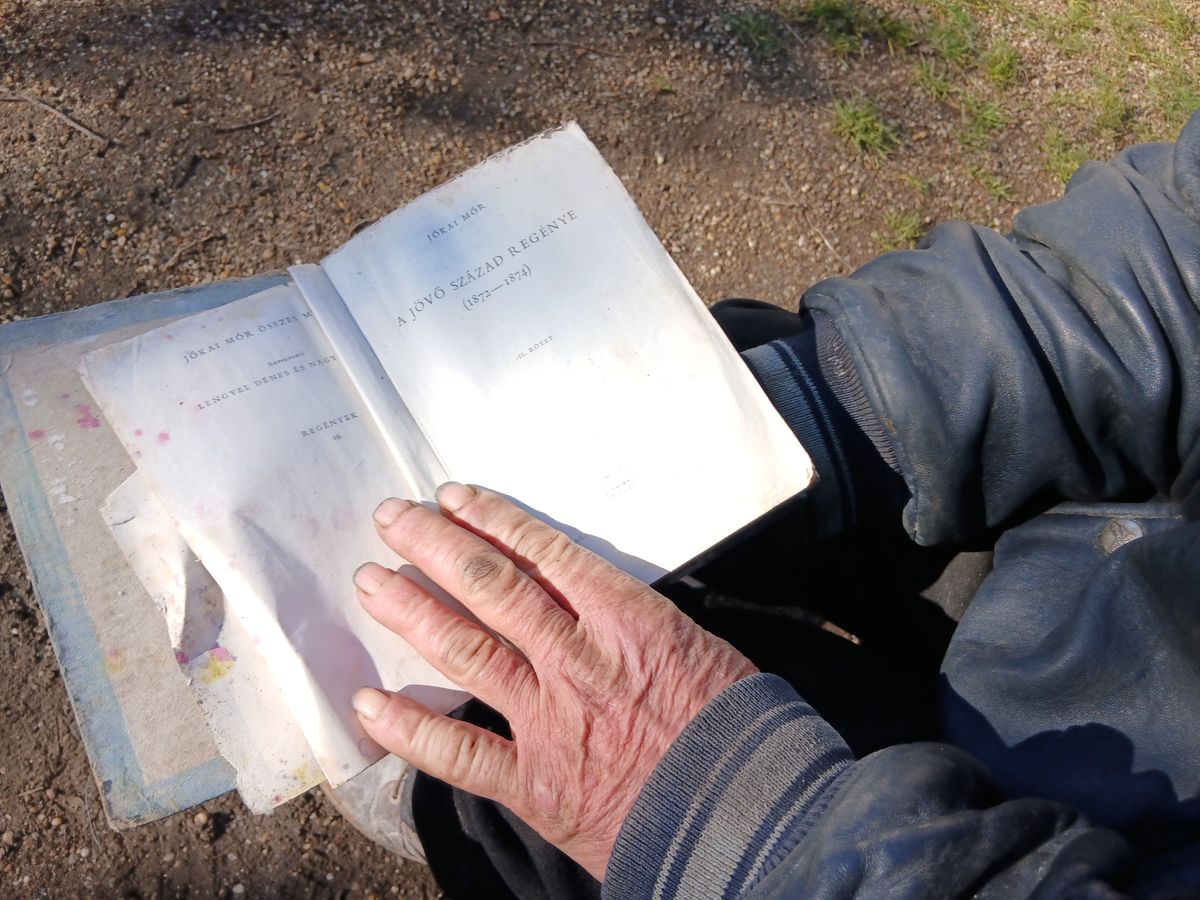 A hajléktalanság nem zárja ki a kultúrát: Gábor féltve őrzi a megrongyolódott Jókai-könyvet