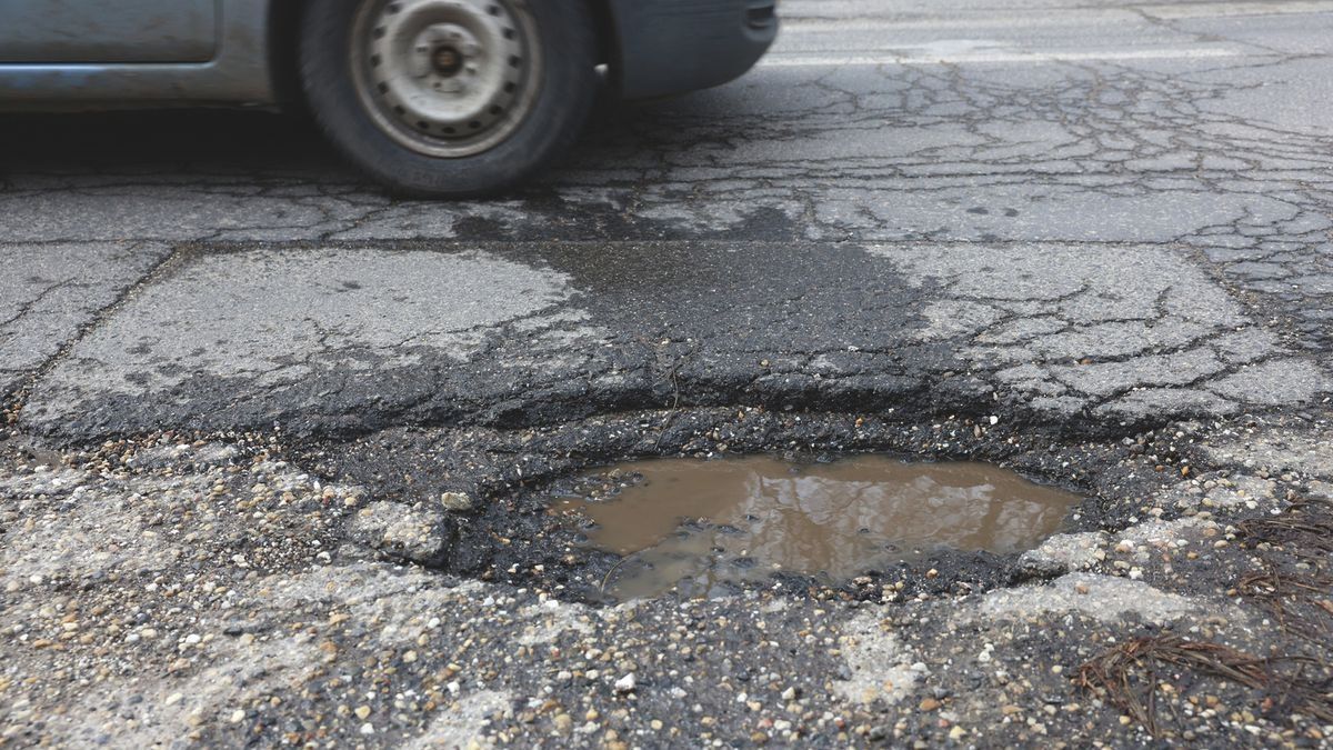 Csak pocsolyának tűnt az úton, százezres kátyúkár lett belőle